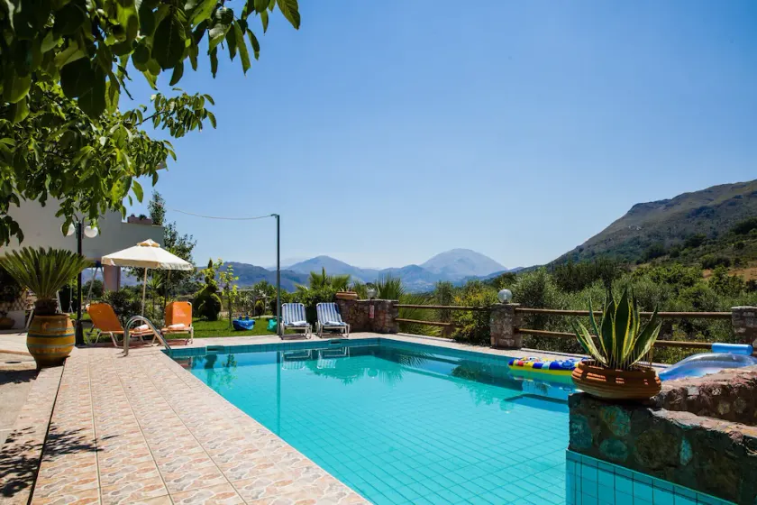 Piscina privata, Area giochi per bambini, Bella campagna, Taverne locali, Mini Market - Image 1