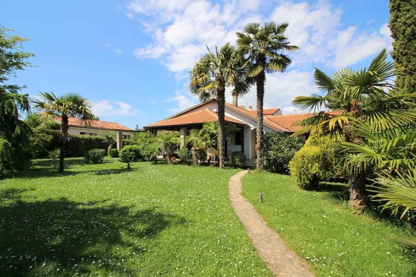 Bungalow with beautiful garden and air conditioning - Image 1