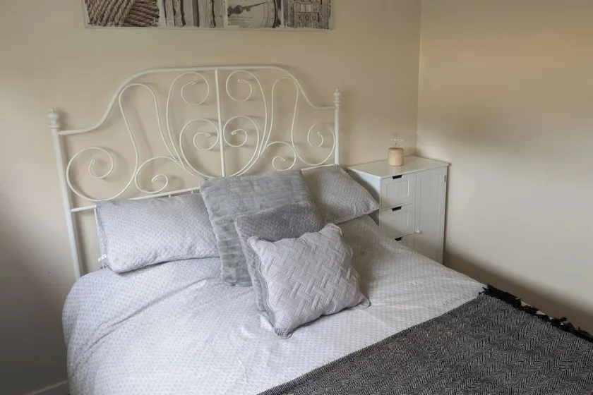 2 Bed Chalet - Sleeps 5 - Free Parking - Tv - Image 1