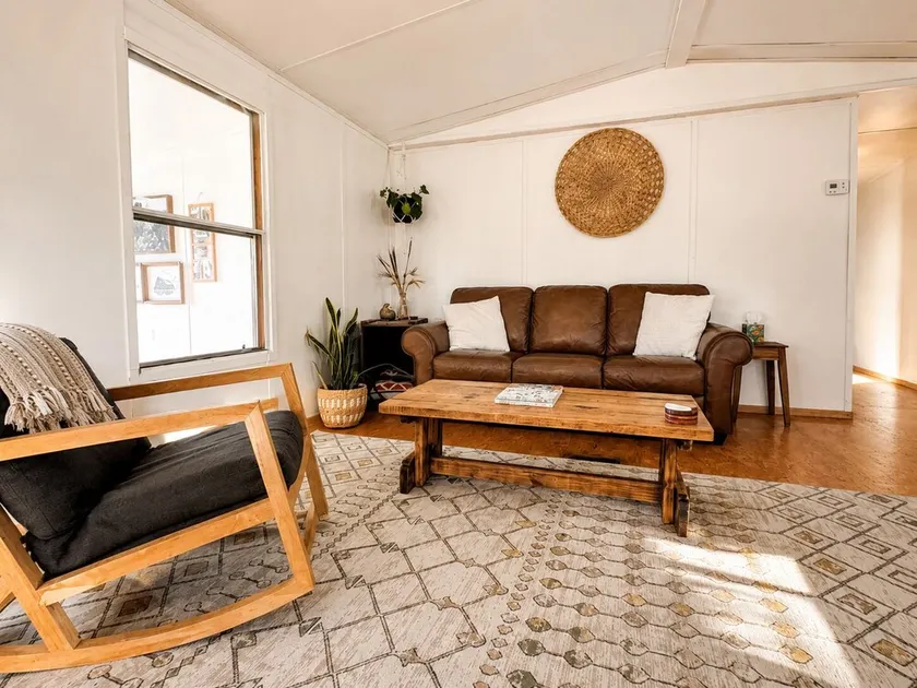 Cozy basecamp minutes from waterfalls, hiking and climbing - Image 1