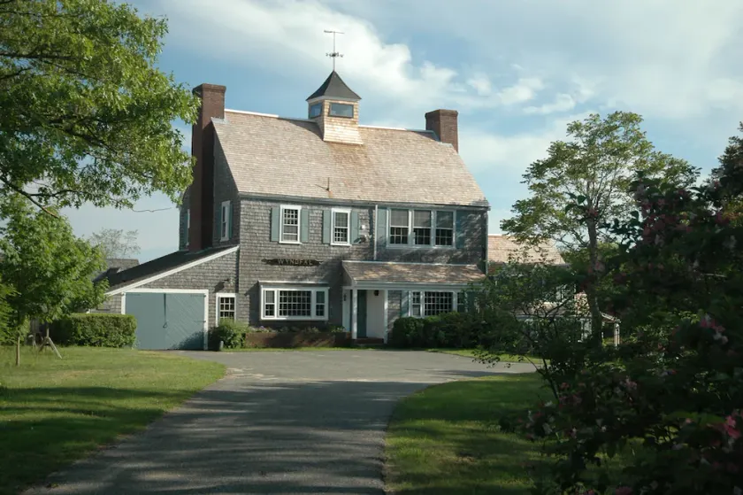 Gracious home 200 yards to private beach - Image 1