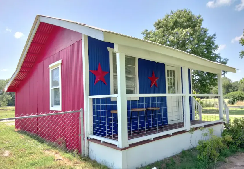 Texas Tin Star Tiny Home-Dusty Feathers Ranch. 9acres. Close to Cedar Creek Lake - Image 1