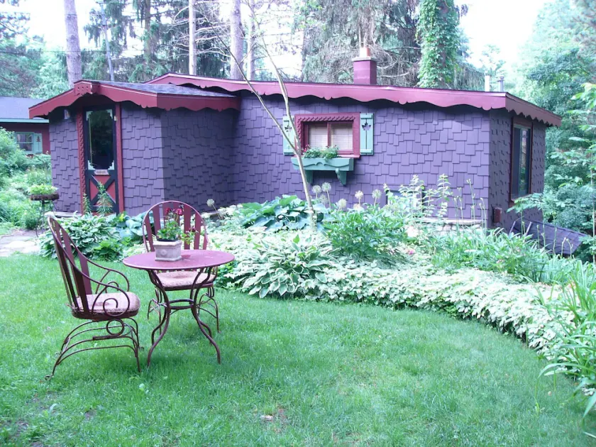 Enchanted Lakeside Cottage in Staudengärten Eingebettet - Image 1