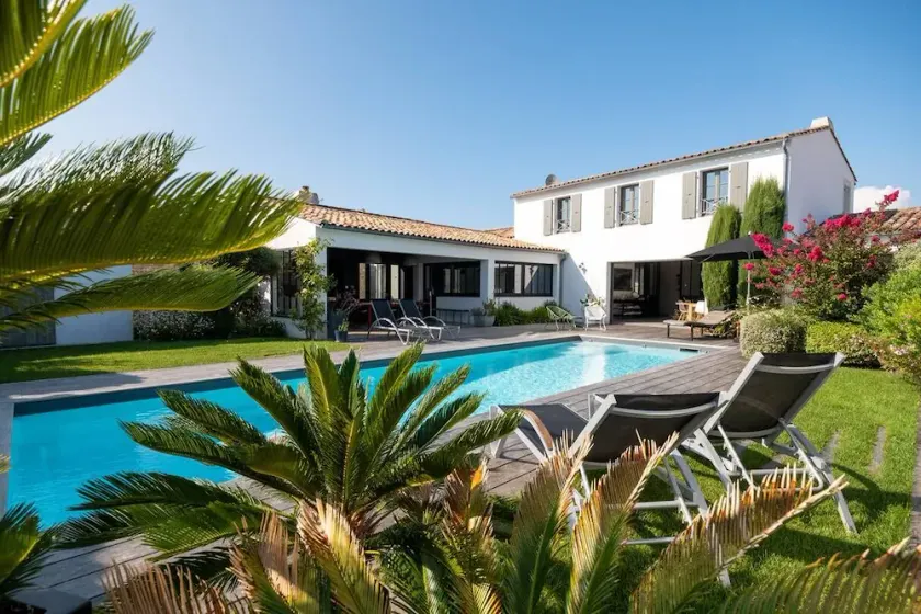 Superbe maison d'architecte autour de sa piscine chauffée - Image 1