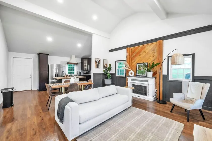 Town-Center Sanctuary:Cozy 3BD for Relocation - Image 1