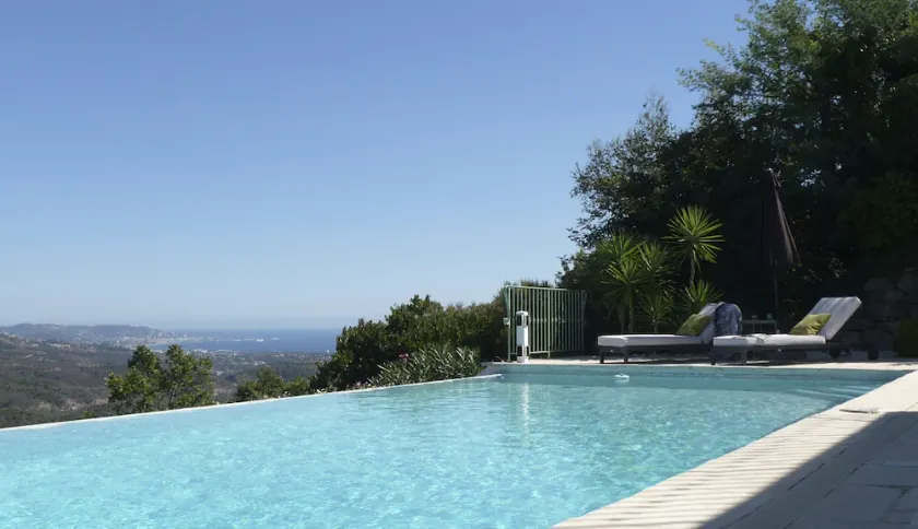 Villa elegantemente ristrutturata con piscina a sfioro riscaldata e vista sul mare su Cannes - Image 1