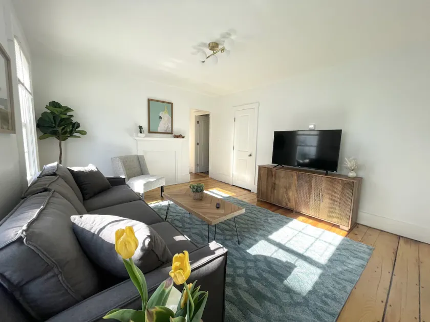 Classic New England 1st Floor 3 BR Downtown Brunswick - Image 1
