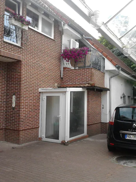 Large holiday property right by the outdoor pool & S-Bahn Berlin (15 minutes to the center) - Image 1