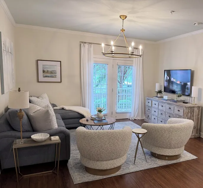 Close to Campus-newly professionally decorated-sleeps 6 -no stairs! - Image 1