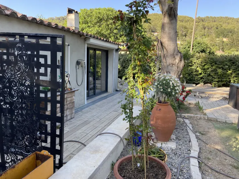 Quiet cottage with garden - Image 1