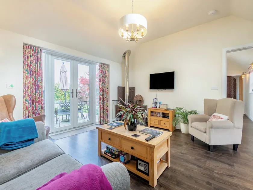 2 bedroom accommodation in Wimborne - Image 1