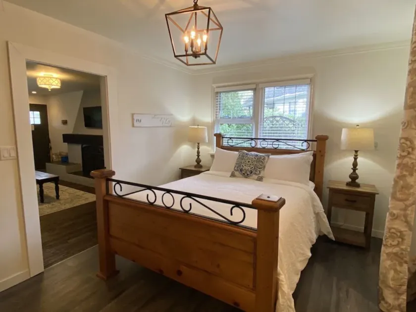 2 person jacuzzi suite with fireplace and kitchenette - Image 1