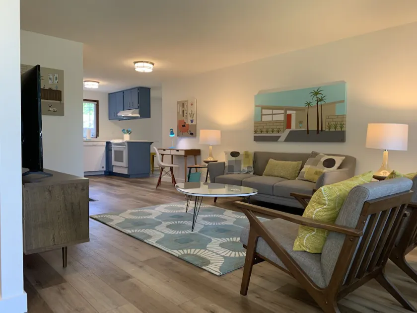3-Bed Mid-Century Mod Home - 14 Min. to Autzen & 5 Min to Airport - Image 1