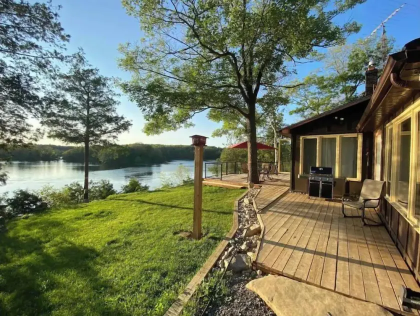 Stunning cliffside cottage in South Frontenac near Kingston,lakefront. - Image 1