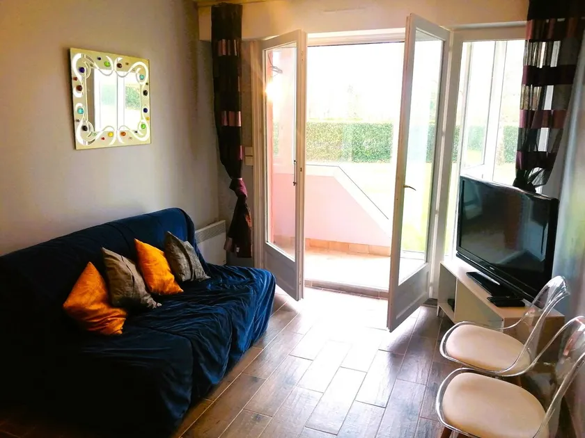 Close to amenities with good exposure - Image 1