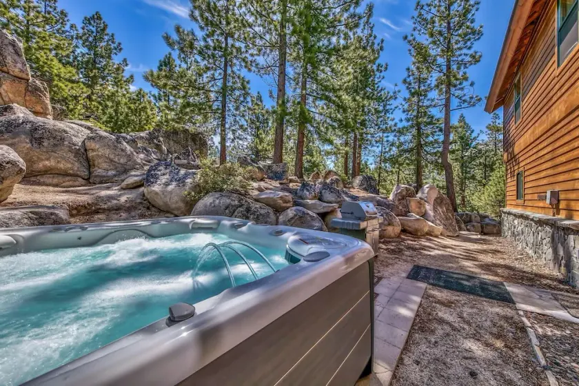 MK486- Large Hot Tub, Close To Casinos and Beach - Image 1