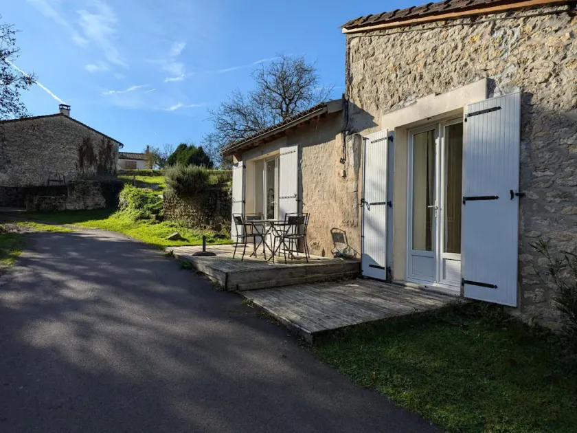 Charming cottage in Torsac with terrace, pets allowed - Image 1