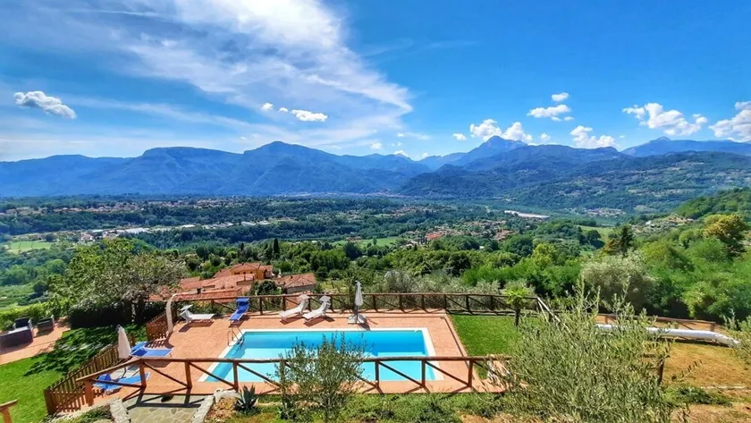 Barn renovation, panoramic Barga Views, Private Heated* Pool. Walk to restaurant - Image 1