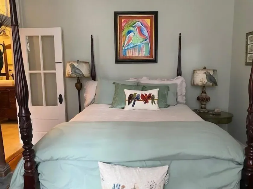 Jenny's Downtown Hideaway Bed and Breakfast - Image 1