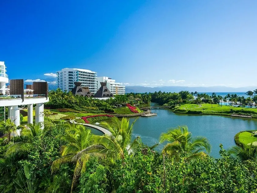 Stunning Two Bedroom Beach residence with Golf Package - Image 1
