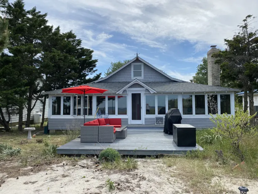 GORGEOUS, RECENTLY RENOVATED, WATERFRONT COTTAGE - Image 1