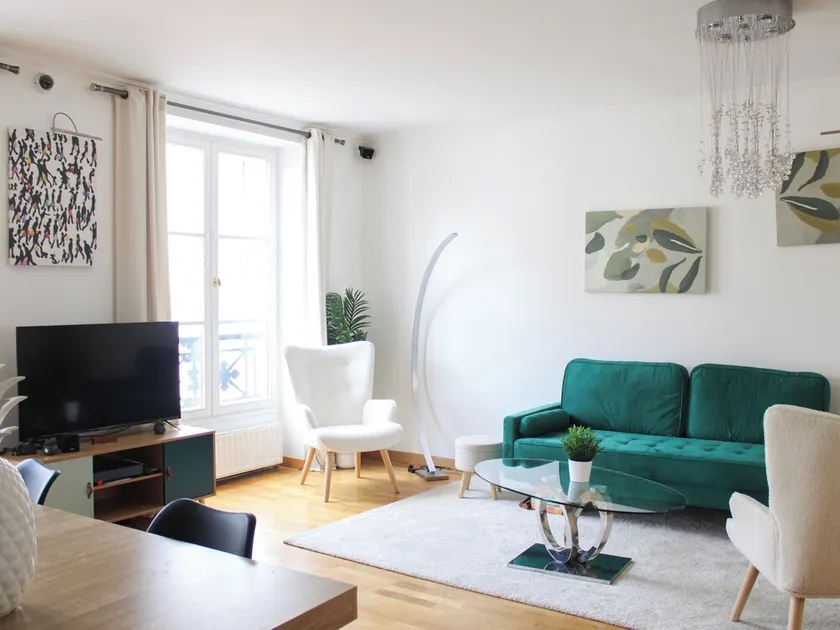 Spacious duplex in the heart of Paris - Image 1