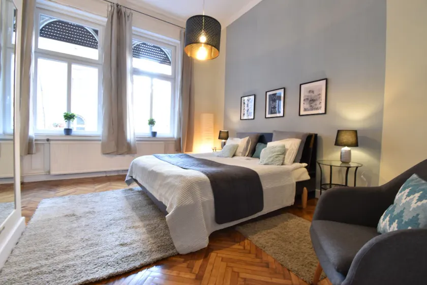 High end 3 bedroom / 3 bathroom flat - Image 1