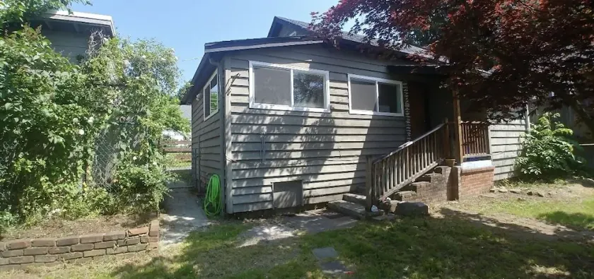 Pet friendly lane home, Mins away from mtns & waterfront city of North Vancouver - Image 1