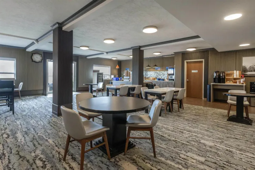 Best Western Dawson Creek Inn - Image 1