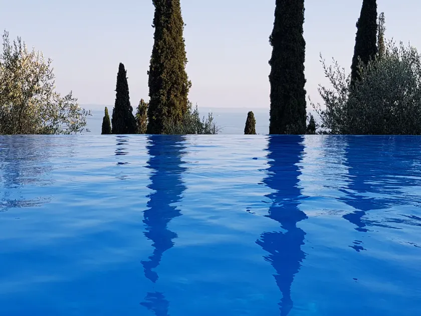 Moderne Wohnung mit Loggia, atemberaubenden See-Panoramablick und Infinity-Pool - Image 1