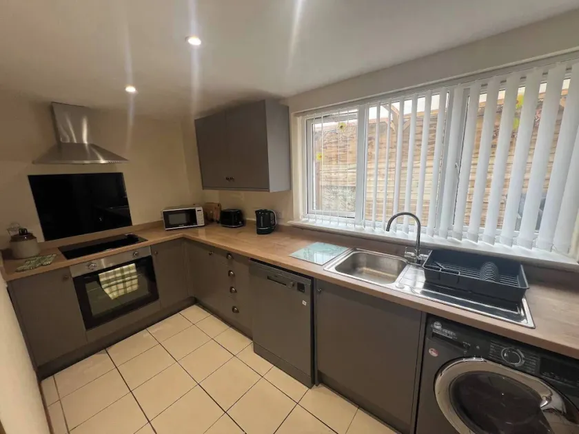 Blyton 2-bed Cottage, Parking, 30m to Lincoln - Image 1