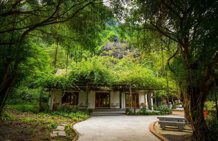 Mua Caves Ecolodge - Image 1