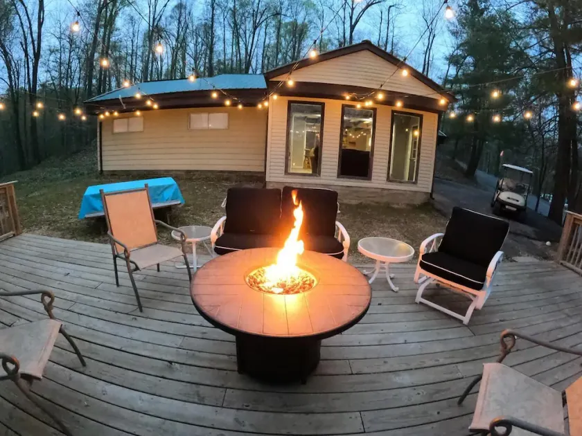 Holiday House (Sleeps 1-12) - Offer a 4-bedroom, 2-bath unit with 1 queen, 3 full, 4 twin beds, and a pull-out sofa. - Image 1