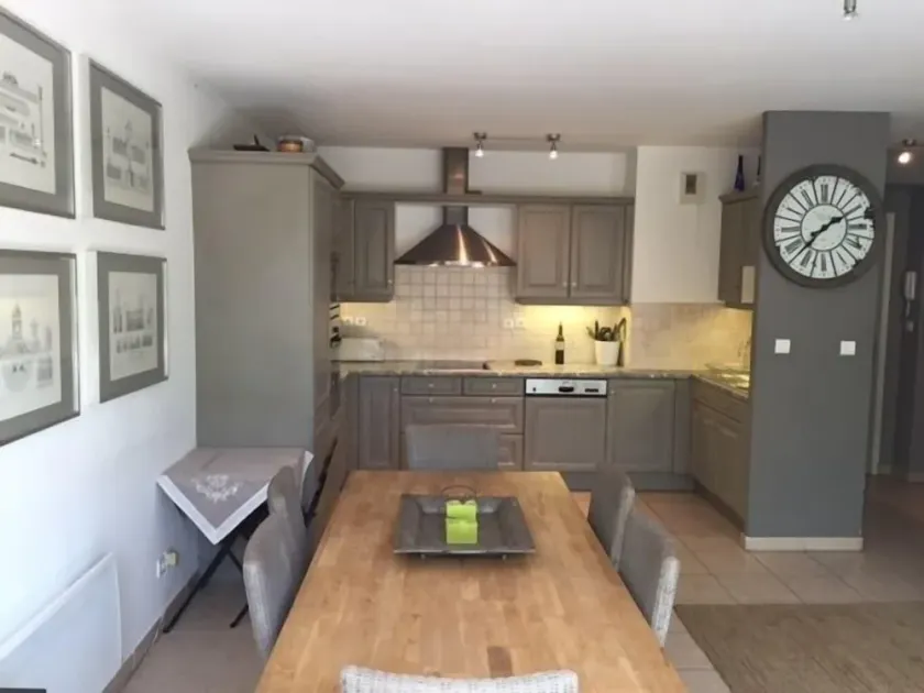 Appartement 2 Chambres avec Parking et Ascenseur à Lourmarin - Image 1