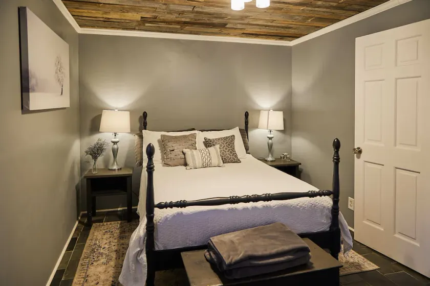 Completely Remodeled-- 1/1 just 2 blocks from the base! - Image 1