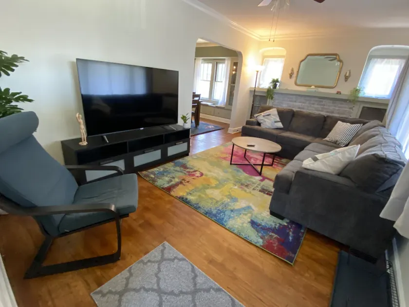 5 minutes from major highways, close to EVERYTHNIG! - Image 1