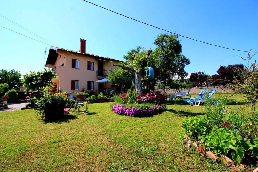 Apartamento de vacaciones con gran jardín - Image 1