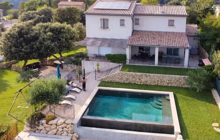 Luxurious Home In Puget - Image 1