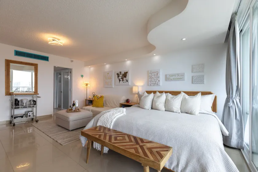 Oceanfront Oasis: Beach Studio with Sunset Views & Parking – 5 Mins from SJU - Image 1