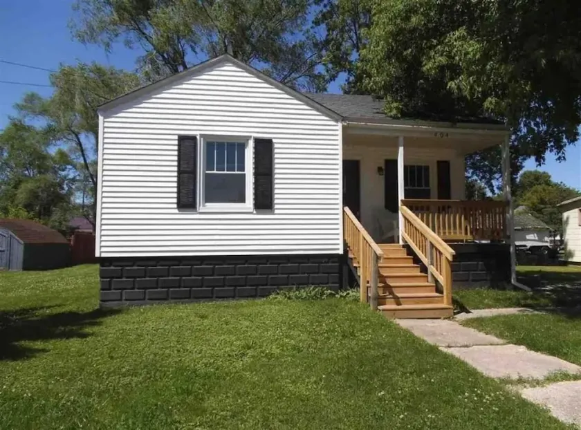Newly remodeled cottage & heated barn only minutes from the Marina!  - Image 1