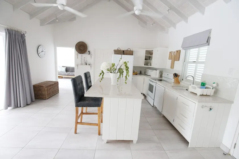 Modern 3 bedroom with pool, 5 minute walk to beach - Image 1