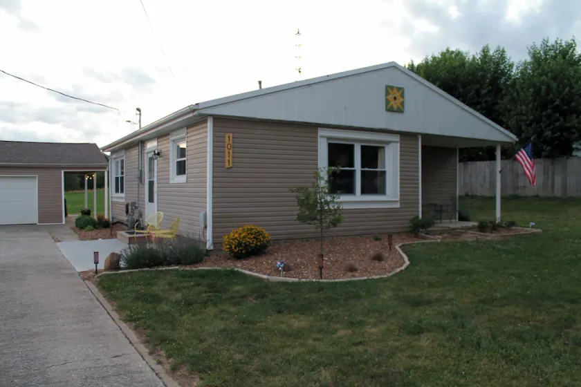 Charming Vintage Sunshine Bungalow – Cozy Country Views Near Downtown Greensburg - Image 1
