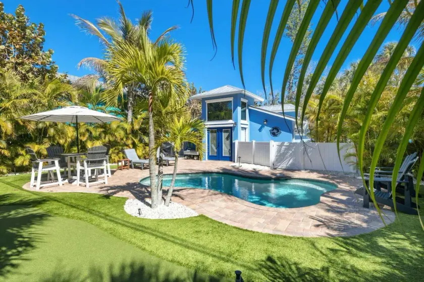 Turtle Tyme: Dog Friendly, Pool, Putting Green, 2 Blocks to Beach by Anna Maria Life - Image 1