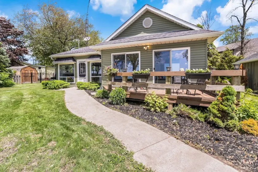 Lakefront Cottage on Private Beach - Image 1