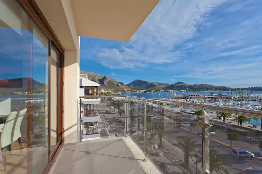Seafront Penthouse Marina Apartment - Image 1