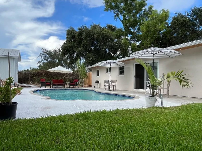 Beautiful house with pool near beach and downtown - Image 1