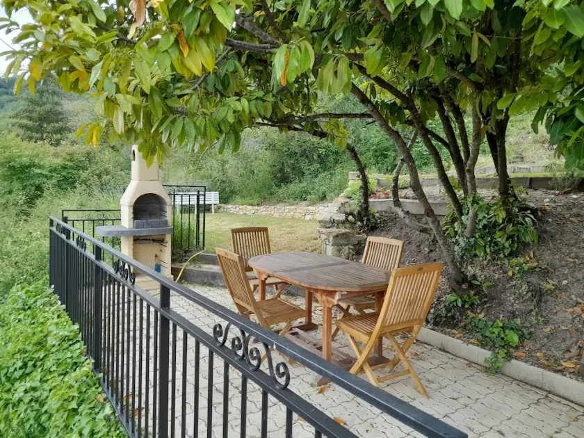 Charming Town House + Terraced Garden behind with fine views - Image 1