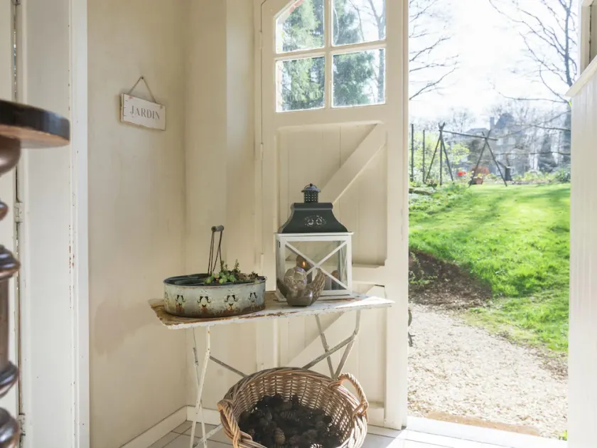 Quaint Holiday Home in Bièvre in the forest - Image 1