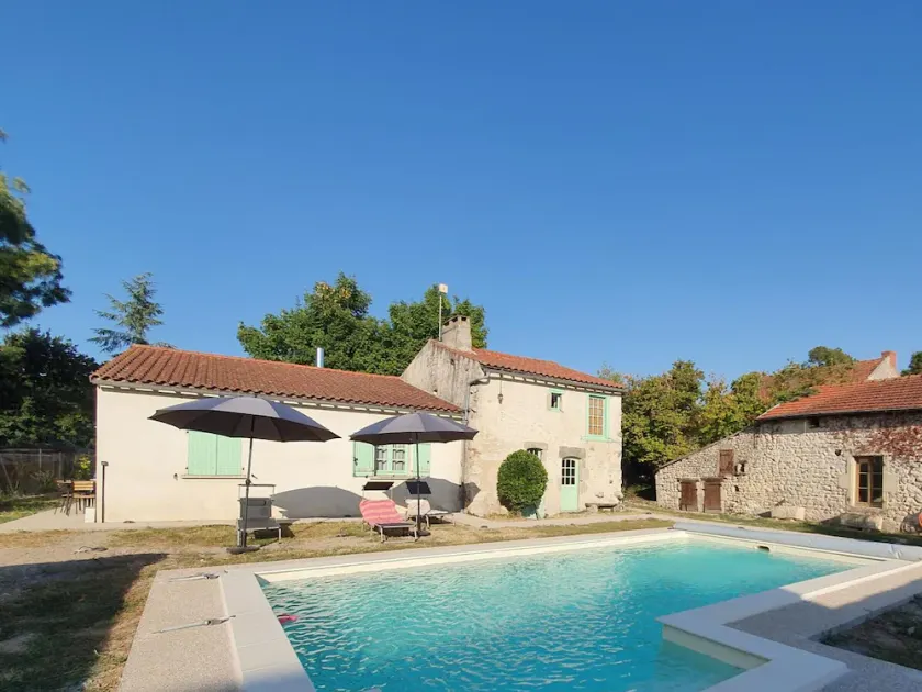 Gîte rénové à Charroux avec piscine et terrasse privative - Image 1