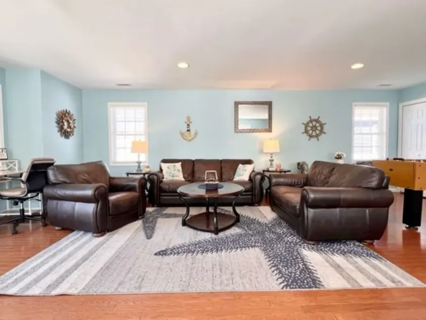 Huge 4 Bedroom, Beach Block Condo with Pool and 3 Parking Spaces. - Image 1